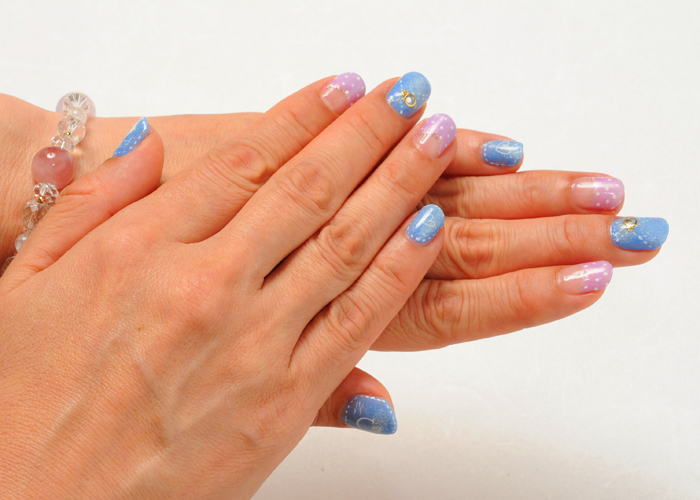 毎月の開運カラーに合わせてキラキラ開運ネイル